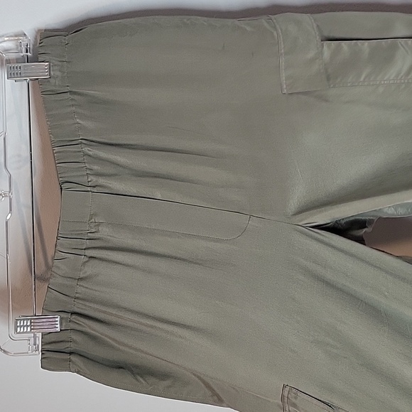 Theory Utility Cargo Pant in Sandwashed Silk Olive Green pull on - Picture 2 of 8